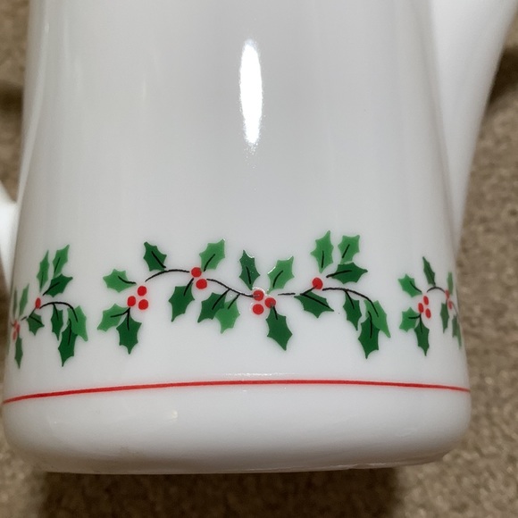 Holly Christmas Teapot - Picture 7 of 8